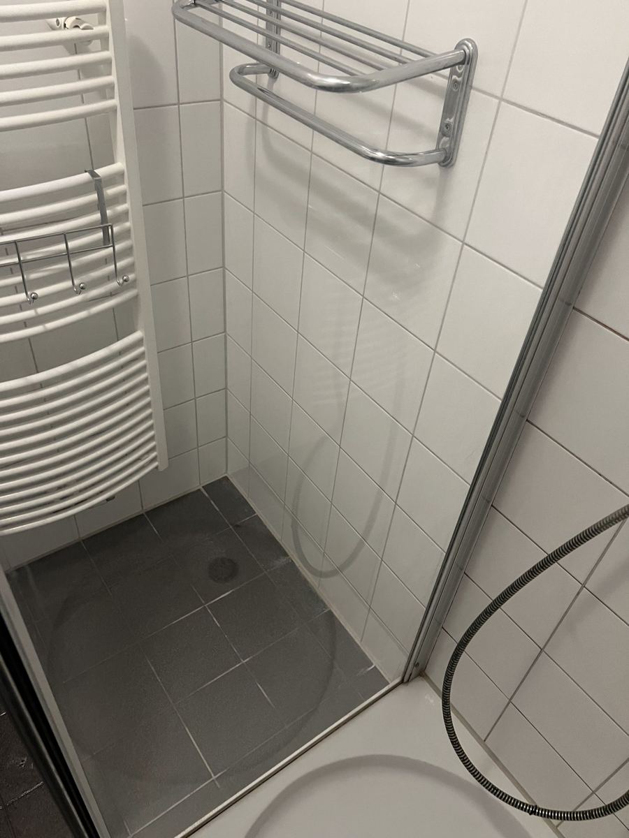 Douchewand na het ontkalken