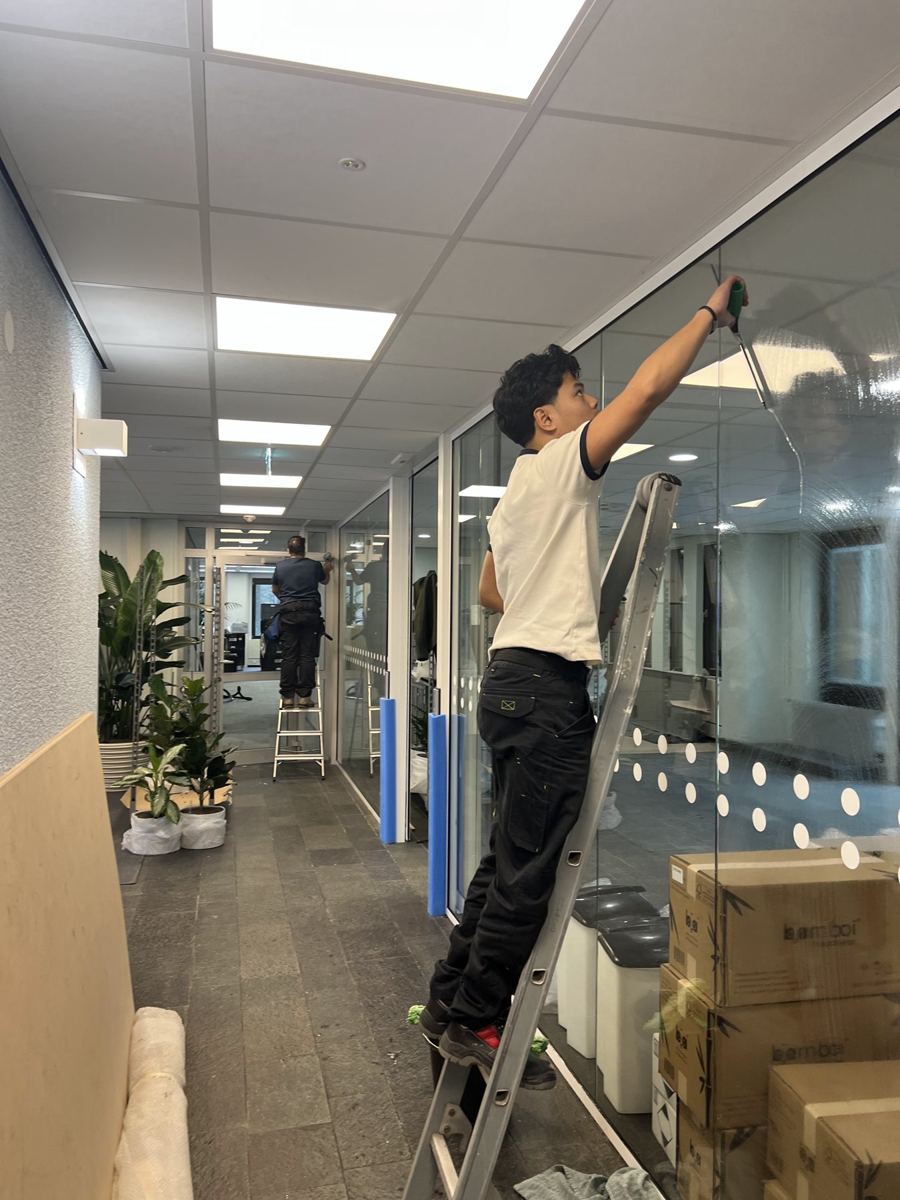 Glasbewassing bij de oplevering van een kantoorpand